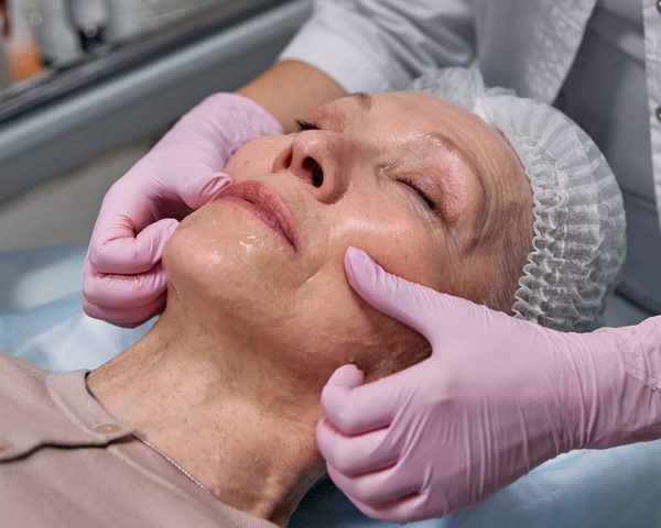 Manual assessment of the facial contours before treatment — illustrative image